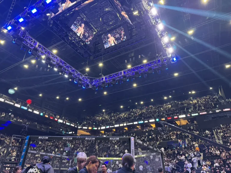 11月3日、GLION ARENA KOBEにて開催されたイベントにおいて、RIZIN CEOの榊原氏にご挨拶させていただきました